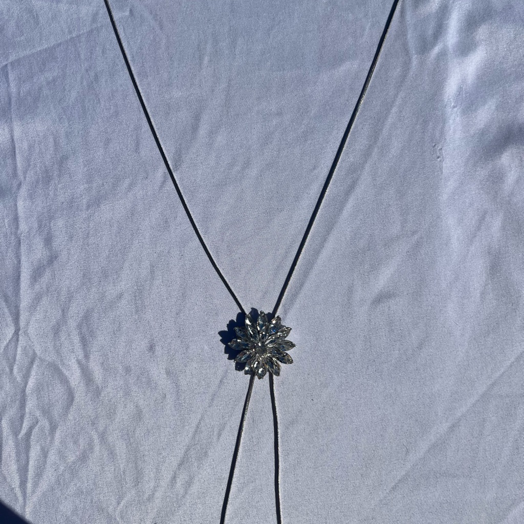 Elegant Silver Necklace With Floral Pendant